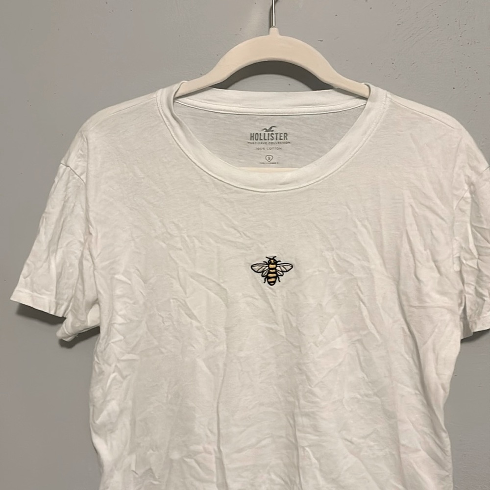 white cropped hollister tee
